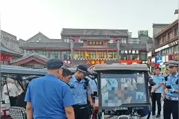 交警莲湖大队联合多部门开展钟鼓楼、北院门区域两三轮整治集中统一行动图片