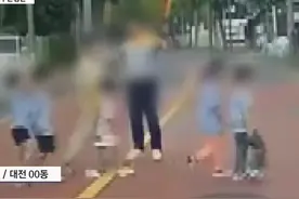 ​韩国幼教带娃集体横穿马路被曝光：事发幼儿园门口 园长认错并道歉图片