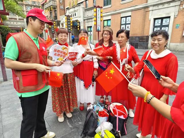 国庆节“志愿红”暖透江城，武汉文旅志愿者绘就文明出游好风景