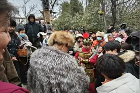 “巨人”来到万岁山：演出区域游客翻几十倍，表演全程未发一言，生日吃馕庆祝图片