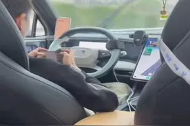 男子花800打顺风车，司机400公里几乎不摸方向盘？图片