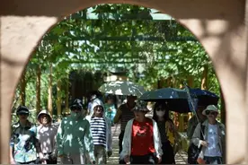 吐鲁番持续高温 夏日旅游热度不减图片