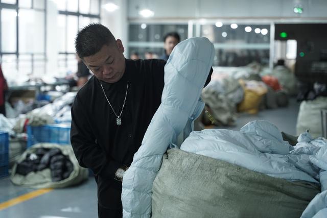退伍老兵爆改平湖羽绒服：请杨超越代言，在拼多多年销八千万