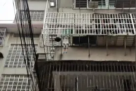 3岁幼童头部被卡防盗窗身体悬空，热心邻居持大锤破门救人图片