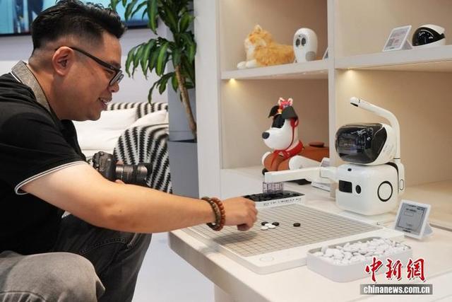 探访全球首家具身智能机器人4S店