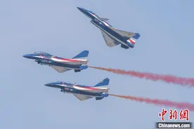 第十五届中国航展开幕 中国空军“八一”飞行表演队进行飞行表演图片