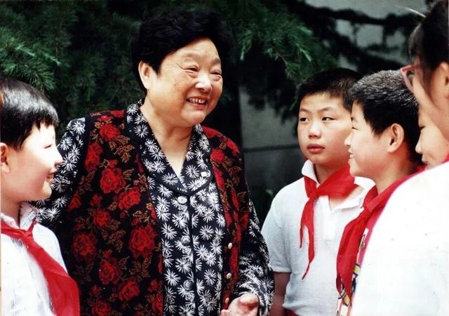 突发讣告，她于昨日逝世，官方社交账号已变黑白