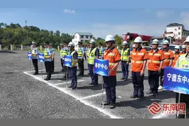 演练砺尖兵！多部门联合开展突发交通事故应急处置演练图片