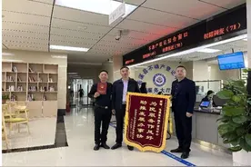 四川广元颁发首本农村土地经营权不动产权证书图片