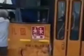 广东一幼儿园校车与货车相撞，目击者：校车司机受伤严重 镇政府：事故正调查图片