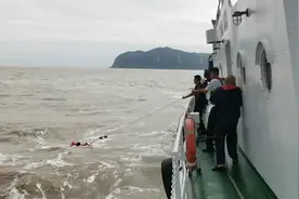 福建水域一货船遇险5名船员落水 海事部门风浪中海空救援图片