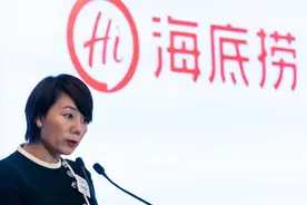 她突然辞任！入职29年，从月薪百元服务员做到身家百亿高管！继任者是……图片