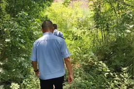 撞坏父亲三轮车怕被打，俩孩子离家出走80多公里，垫着行李在路边睡了一晚图片
