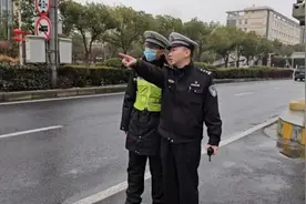 今晨大雾轮渡停航，虹口交警开道护送过江→图片