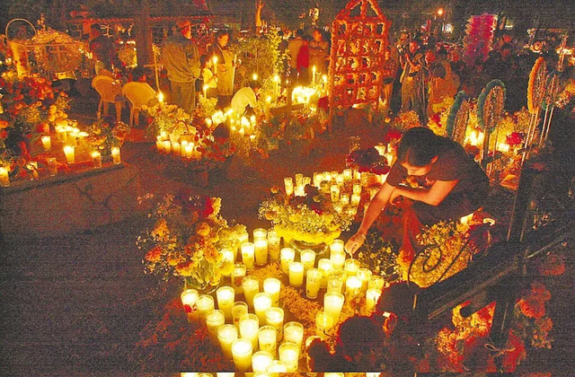 墨西哥坟头，挤满蹦迪的中国人