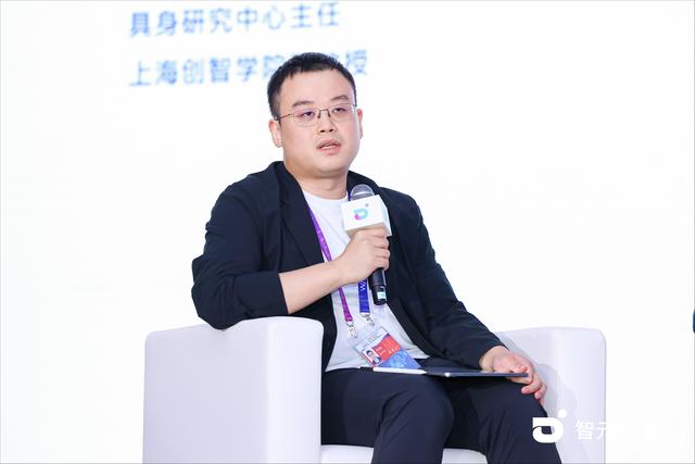 智元首个世界模型开源平台发布，罗剑岚：AI机器人失控不是自主意识而是软件没写好