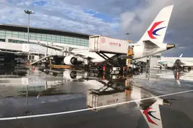 国产大飞机暑运客座率86%，东航C919乘务员服务旅客美好出行图片