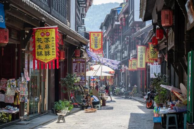云南最神秘的古镇，路修在绝壁上