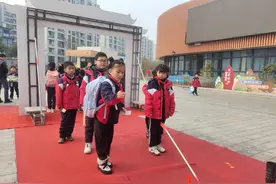 投箭矢，过独木桥，吹乒乓球……开学第一天好热闹图片