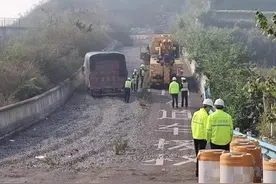 贵州一男子高速驾车“见缝插针” 直接将货车逼进……图片