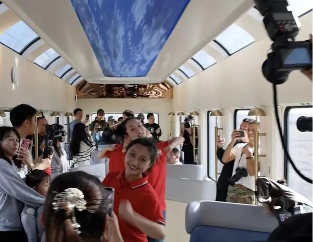 “遇见艺术”快闪小分队亮相“星光·燕赵号”旅游专列