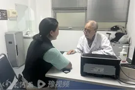 87岁戴着助听器坐诊，他说：“我是一片叶子，虽已不再青绿，但依旧愿意贡献力量”图片