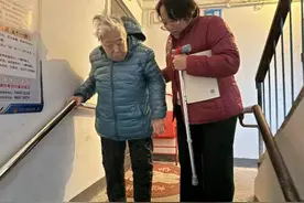 为民办实事  老旧小区增设“爱心扶手”图片
