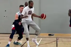 “保留节目”，美国男篮队内1v1：KD单打库里，布克戴帽图片