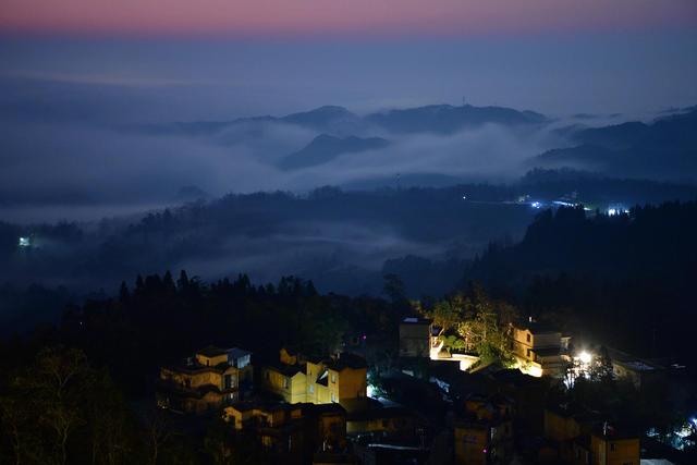曲靖罗平棠梨凹村：云海漫苗寨，星河落人间