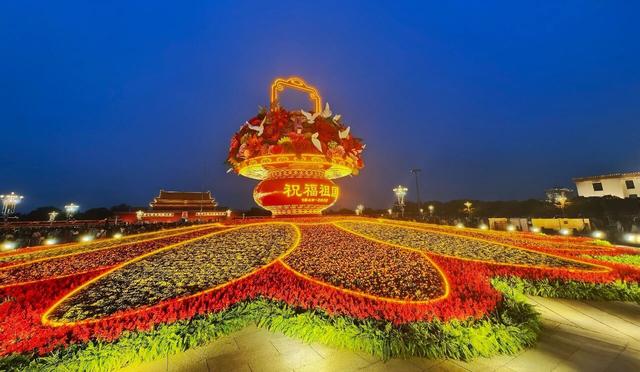 天安门广场国庆大花篮+长安街沿线花坛实拍图→
