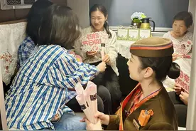 浓情五月，感恩母亲：一场温情活动在动车车厢内上演图片