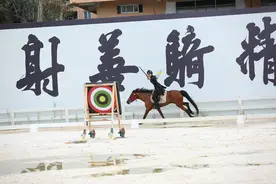 又酷又飒！深圳龙岗11岁女孩勇夺全国骑射冠军图片