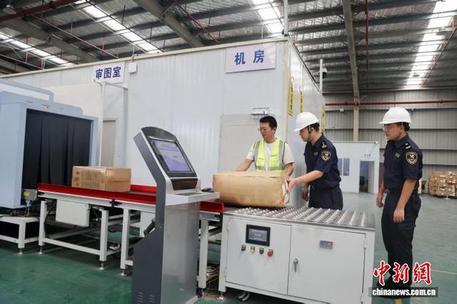 广西东兴口岸跨境电商业务繁忙有序