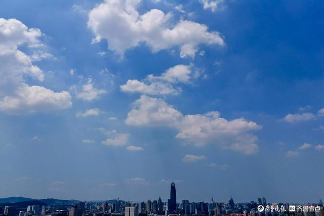 俯瞰蓝天白云下的泉城美景