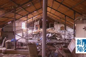 屋顶瓦片大面积“破窗”…居民何时能安然度过风雨图片