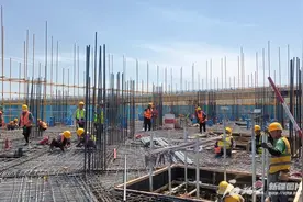 错峰上班、发放防暑降温用品！乌市各工地为建筑工人撑起“清凉伞”图片