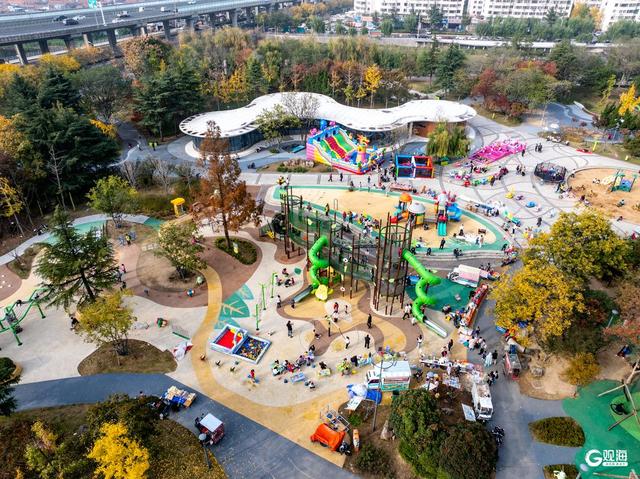 李村河畔，自然与欢乐交融