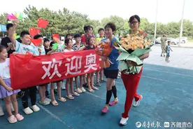 烟台健儿葛楚彤回母校：为启蒙教练送花，与学弟学妹分享奥运经历图片