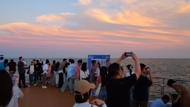 请您喝奶茶！乘船赏海景、打卡超炫灯光秀......来青岛感受金秋暖意吧~