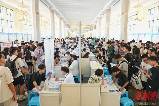 湖南赴上海揽才把C位让给高校学子
