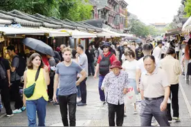 中秋假期 昆明圈粉中外游客图片