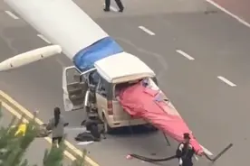面包车撞上运输中的风力发电叶片致1死3伤，具体原因交警正在调查图片