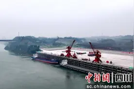 四川境内长江上游最大深水港散杂货码头试运行图片