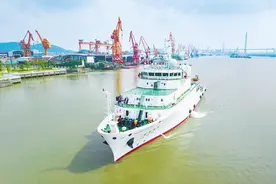 武船造“向阳红05”科考船提前交接入列图片