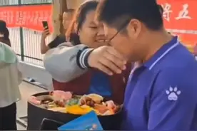 中考结束考生送老师“束脩之礼” 老师感动不已难掩泪水图片