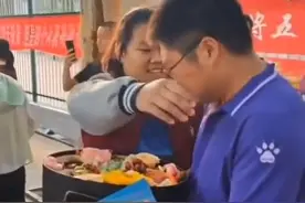 中考结束考生送老师“束脩之礼” 老师感动不已难掩泪水图片