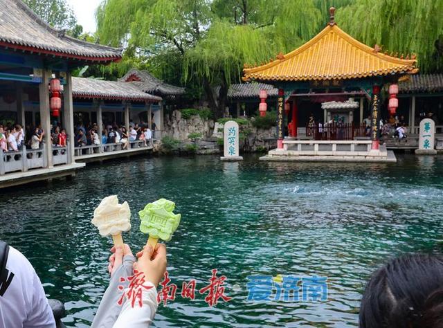 暑期尾声，趵突泉公园游人如织热度不减