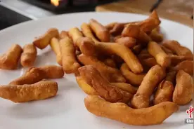 寻味新疆锡伯族春节必备小吃：“馃子额芬”图片