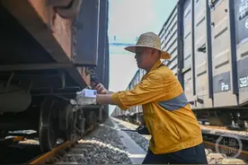 高温下的坚守：不惧高温的编组场铁路人图片