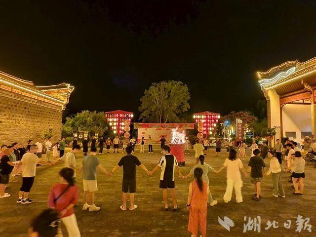 竹山：篝火晚会燃动圣水湖畔